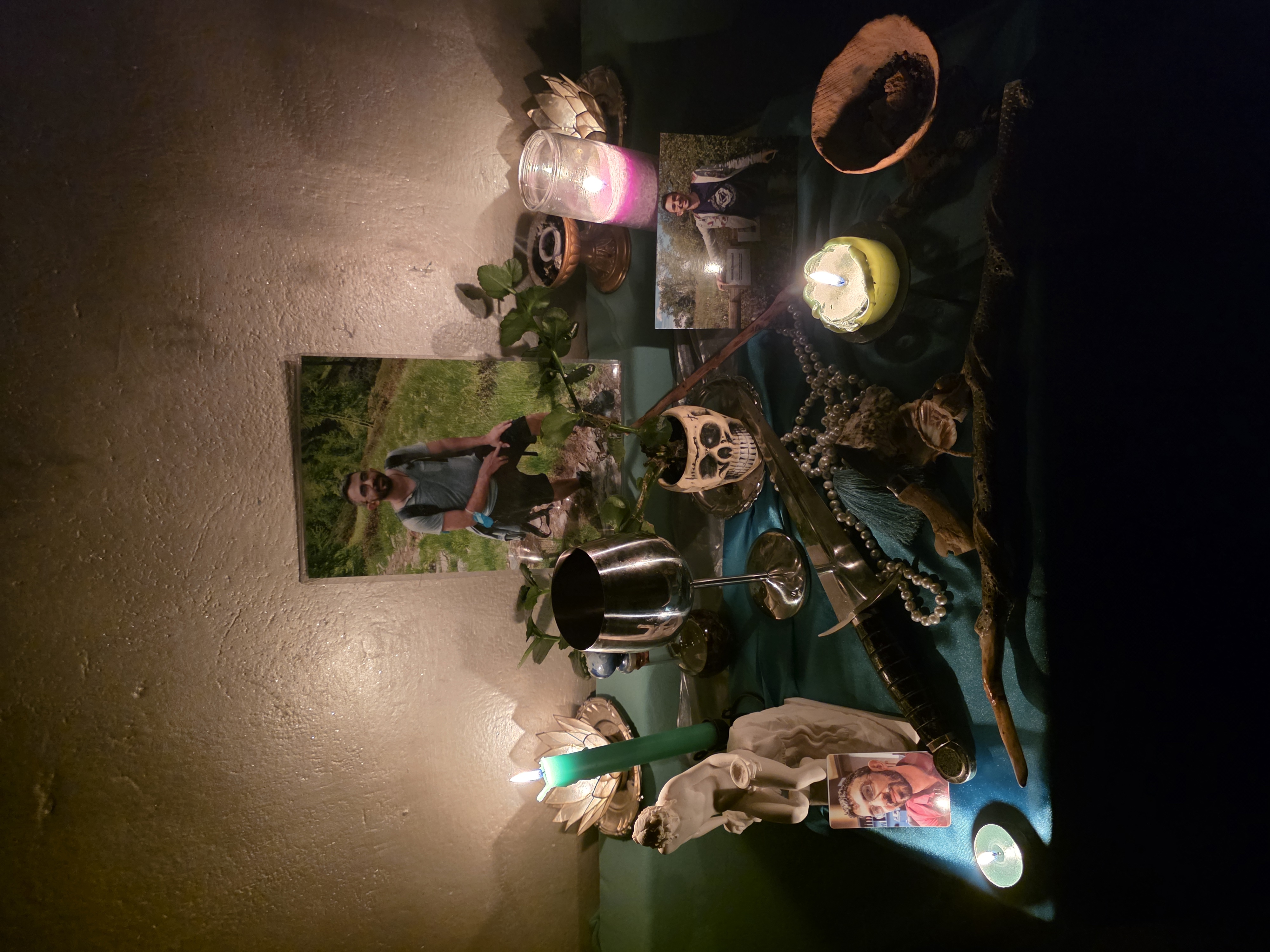 Altare commemorativo con fotografie, candele e oggetti rituali