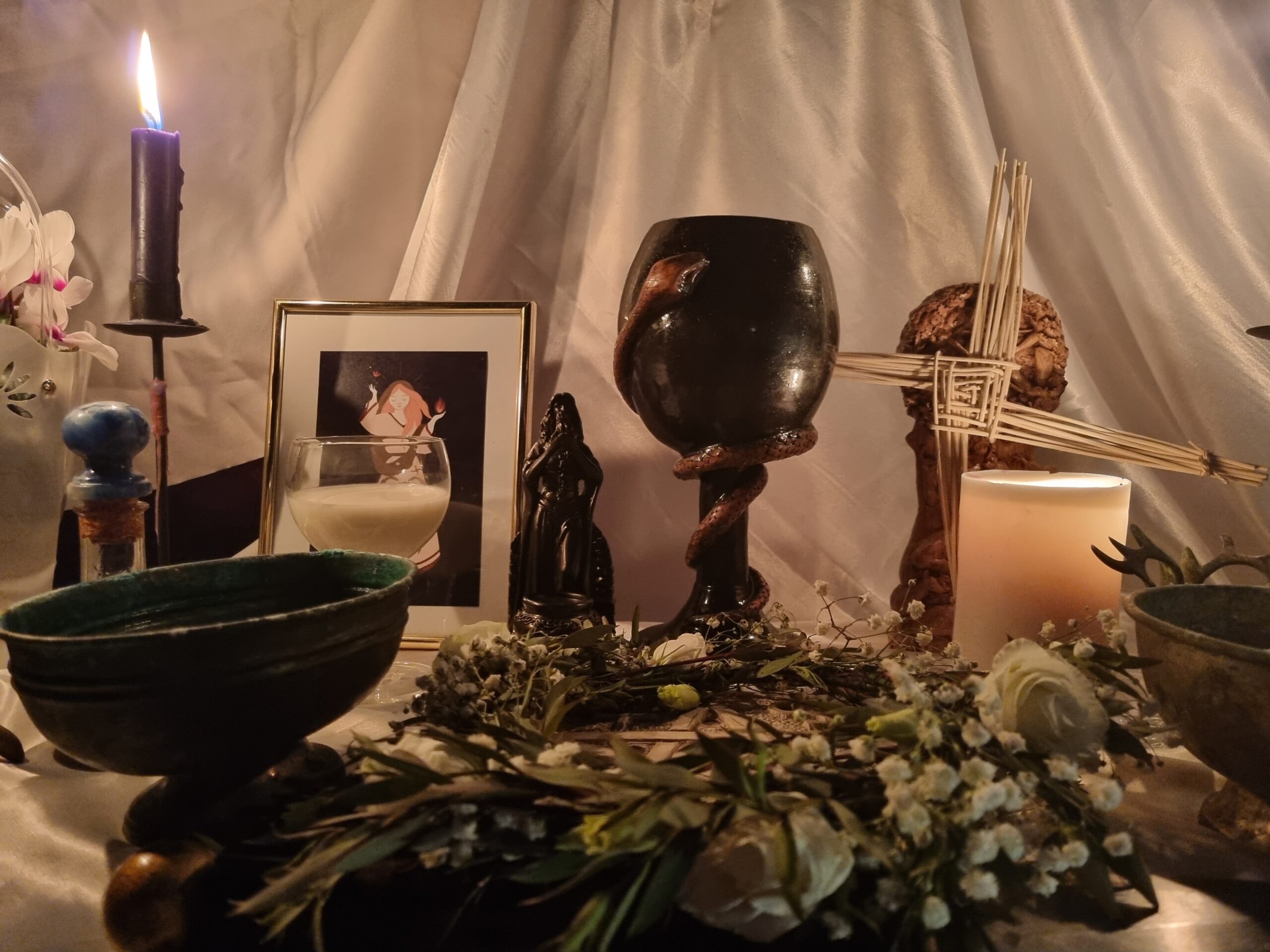 Altare illuminato durante una celebrazione wiccan