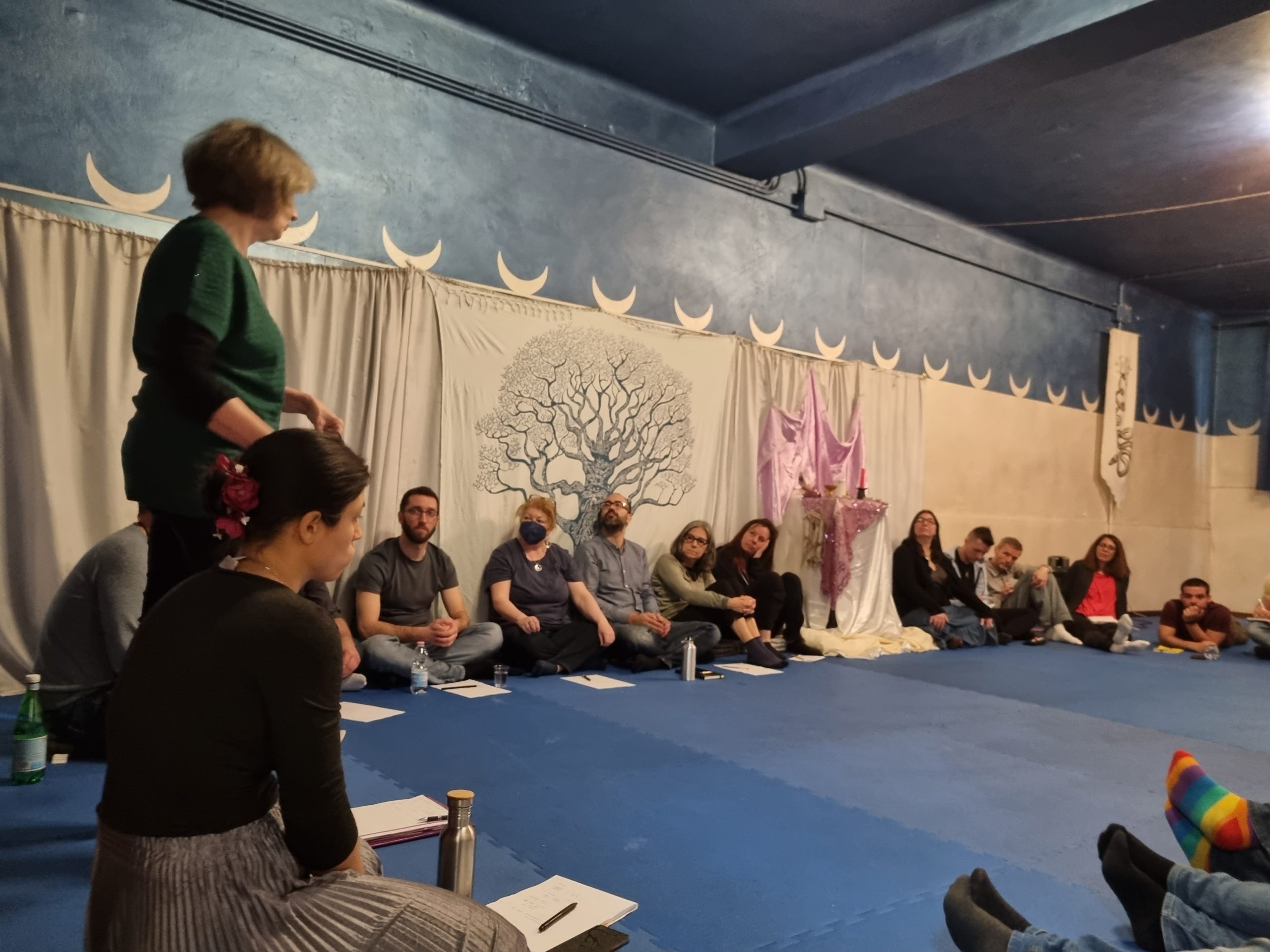 Un gruppo del Circolo dei Trivi riunito in Cerchio